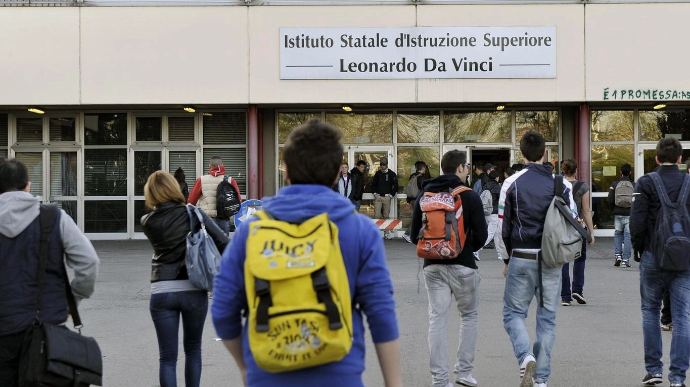 Piove dentro la scuola. Cade un controsoffitto e i ragazzi fanno i conti