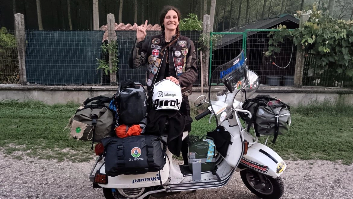 Alessandra Bitetto, 32 anni, con la sua “CiucciaNebbia“ come ha battezzato la sua Vespa 125px anni ‘80