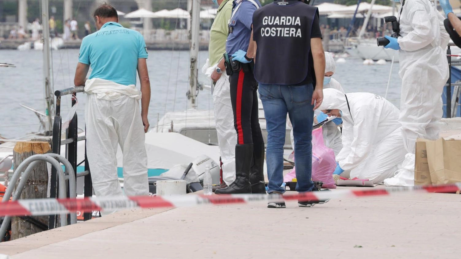 Il lago di Garda restituisce il corpo di una donna a Tremosine, senza segni di violenza. Identità sconosciuta, ipotesi di annegamento. Autorità indagano.