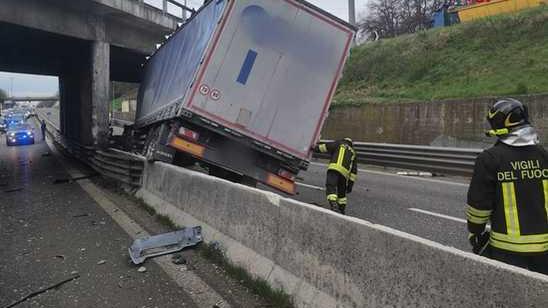 Tir centra il guard rail: statale per Malpensa in tilt