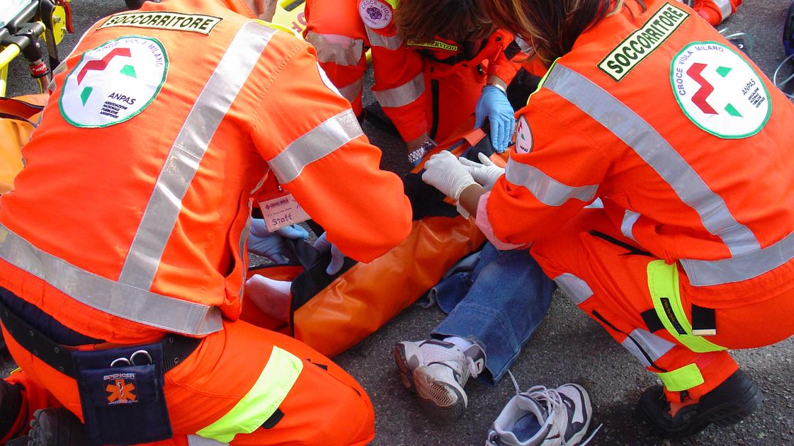 Travolge in auto un ragazzo diretto a lavoro e poi scappa senza aiutarlo: è caccia al pirata