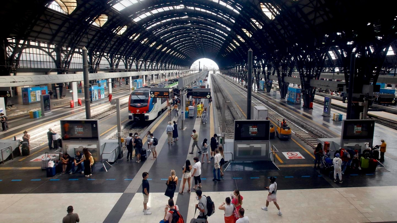 La stazione centrale di Milano semideserta in un giorno di sciopero dei treni