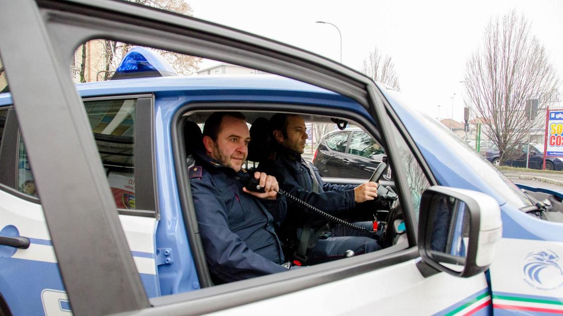 Viavai sospetto di auto. Arrestati due uomini con un chilo di cocaina