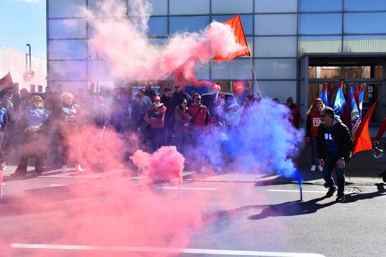 La manifestazione questa mattina davanti allo stabilimento reggiano