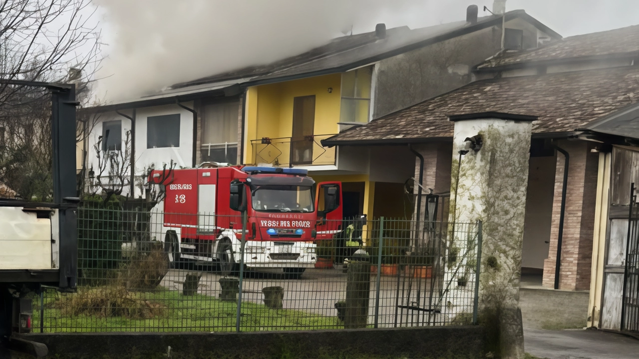 L’allarme è stato lanciato dalla padrona di casa Marito e tre figli erano fuori al lavoro e a scuola Nessun ferito