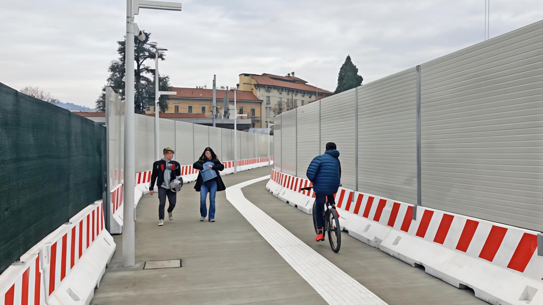 Apre la nuova passerella. Sospiro di sollievo in città