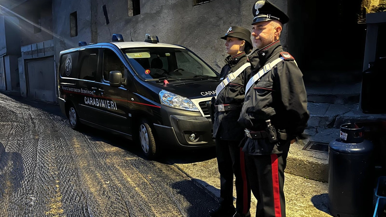 I carabinieri fuori dall’abitazione di via Ai Monti, teatro del delitto