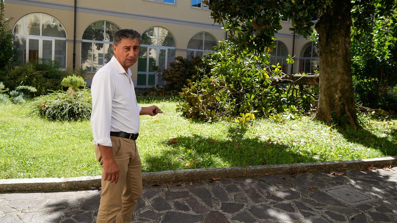 Il direttore dell’Asp Basso Lodigiano Enrico Dusio nel cortile interno dove è crollato un ramo sul gazebo degli ospiti