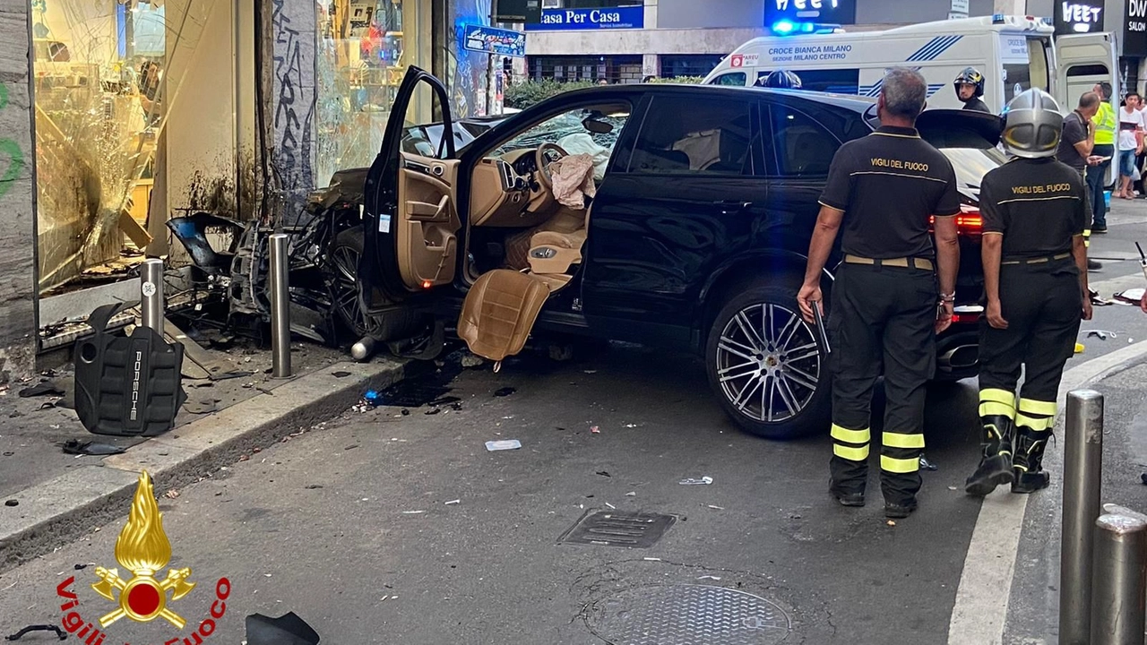 L'auto finita contro la vetrina in via Aleardi, Milano