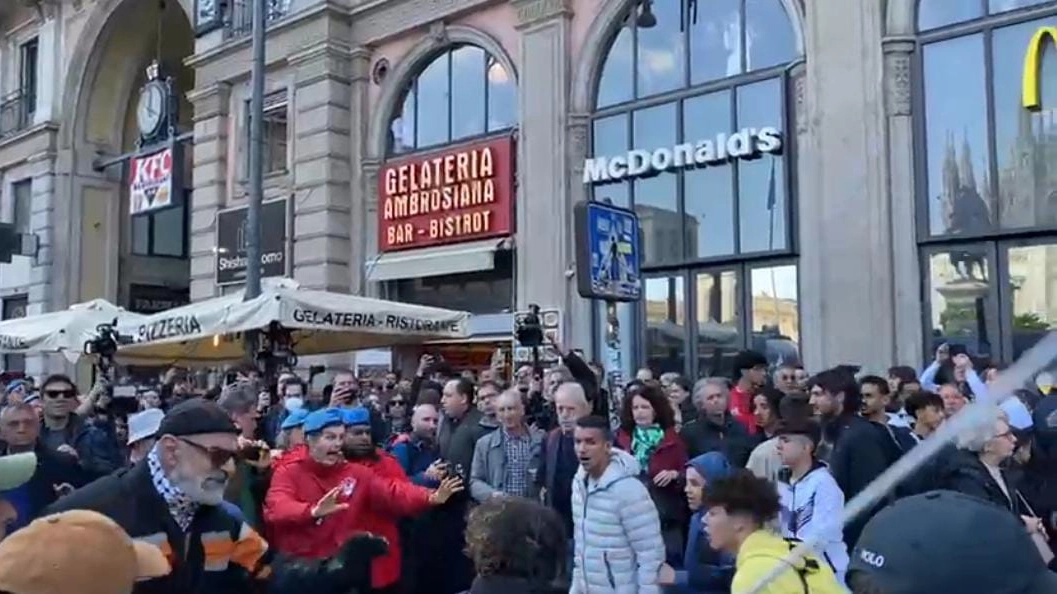 25 aprile, scontri in piazza duomo a Milano