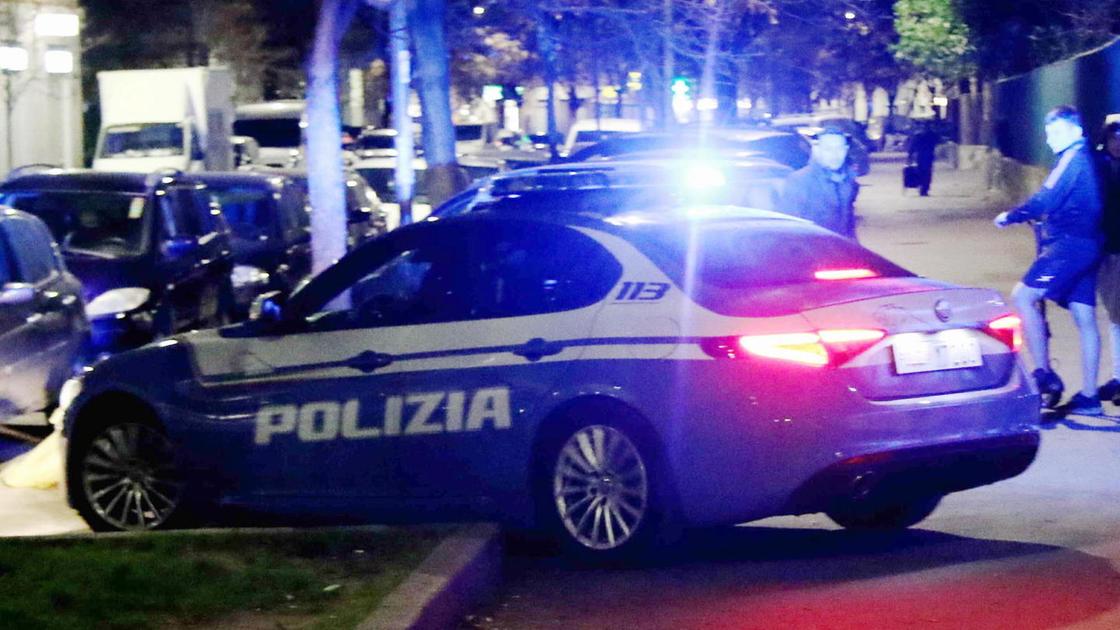 Tentano di entrare nella farmacia Sassi di Brescia per rubare. Tre ladri arrestati, un poliziotto in ospedale