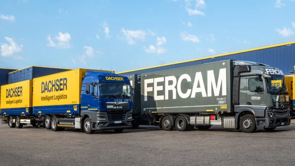 L'uomo stava scaricando scatoloni da un Tir della Fercam