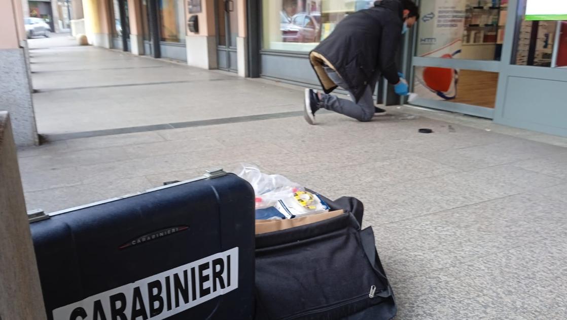 Lambrugo, rapina due persone al bancomat: incastrato dalle telecamere e arrestato