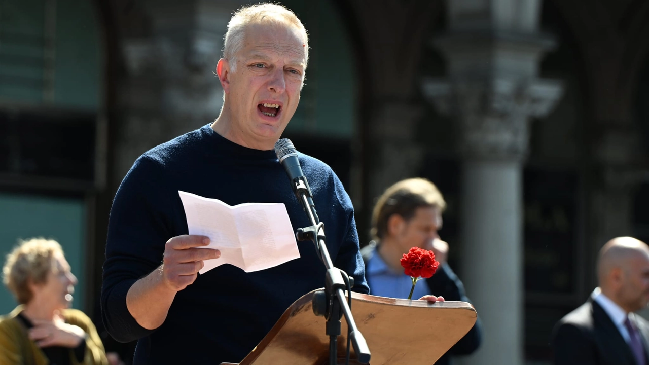 Antonio Scurati mentre legge il suo monologo in piazza Duomo a Milano