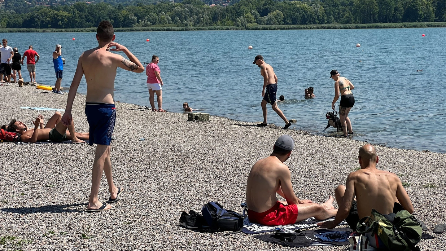 Bagnanti al lago di Varese