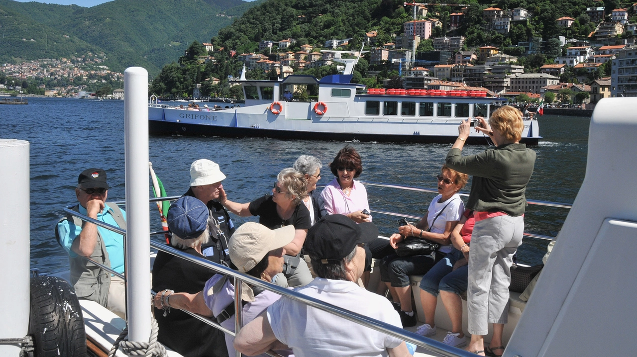 Turisti sul lago di Como