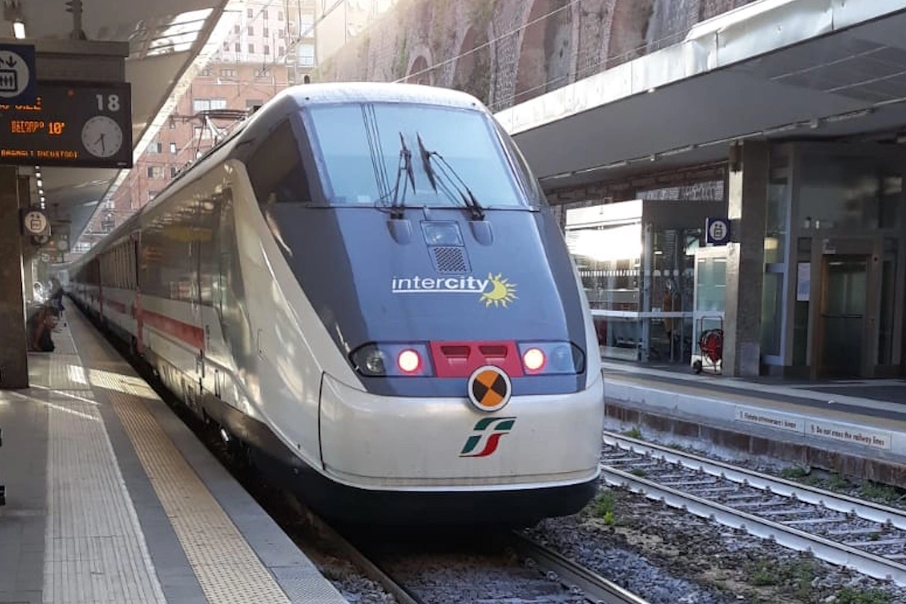 Un intercity all'arrivo in stazione