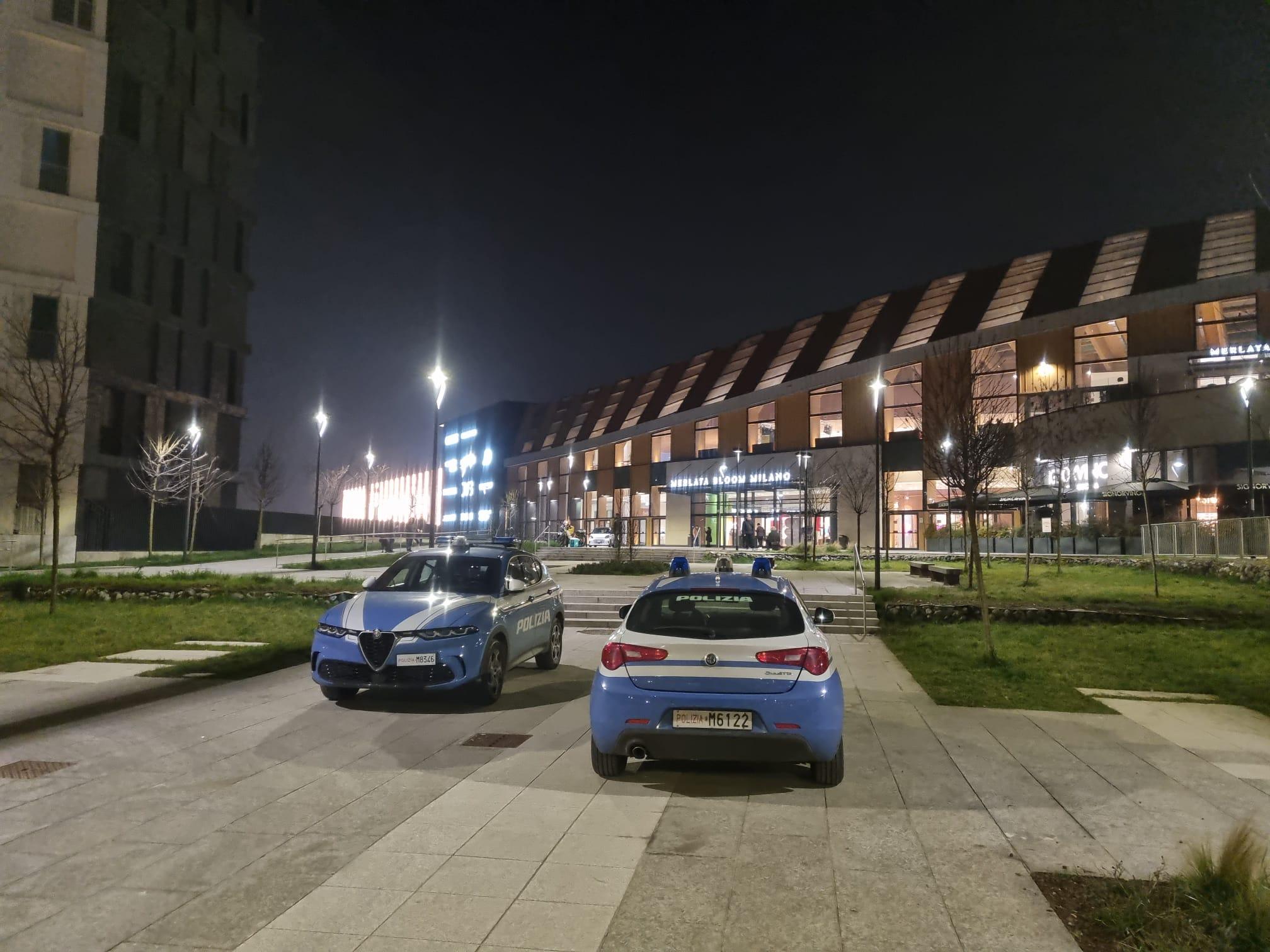 Milano, 19enne accoltellato per rapina: colpito alla testa e alla schiena dal branco fuori dal centro commerciale