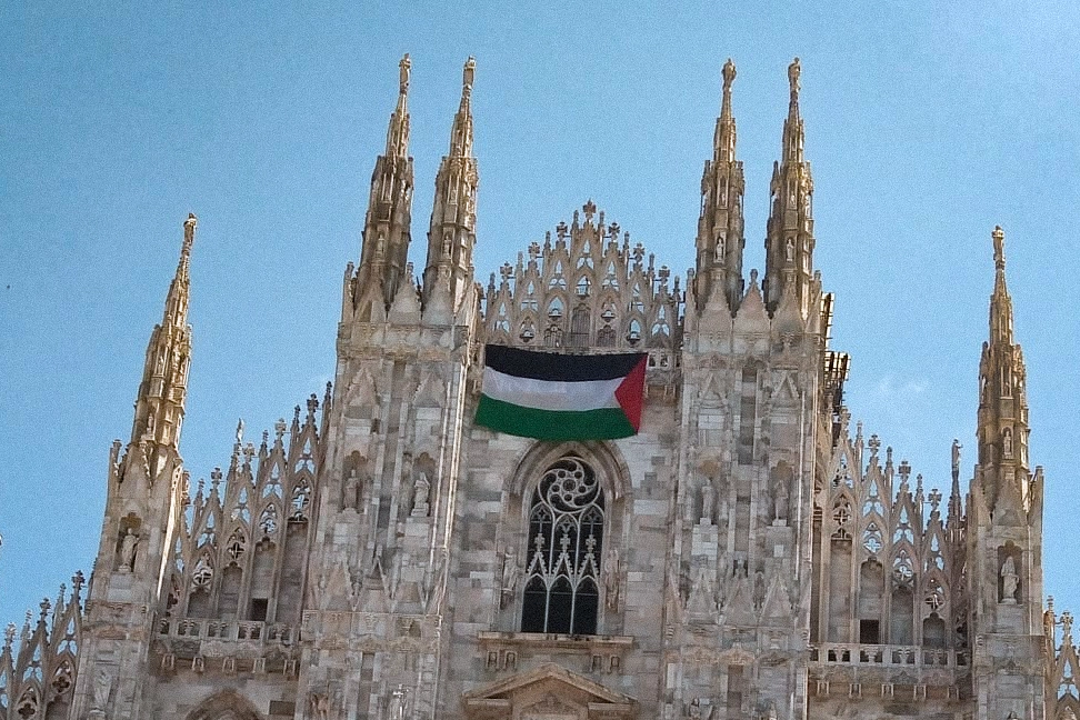 La bandiera della Palestina sulla facciata del Duomo di Milano il 5 luglio