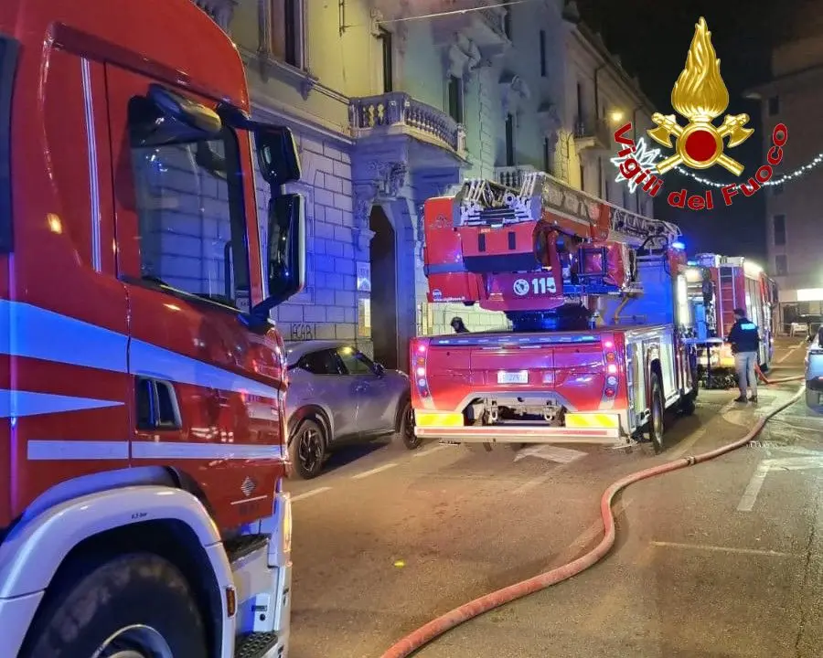 Varese, incendio in uno scantinato in via Orrigoni: evacuate due persone