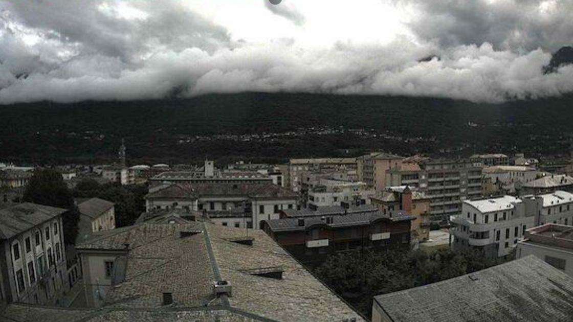 Sondrio, pioggia incessante e 40 metri di neve: l’inverno estivo di Valtellina e Valchiavenna