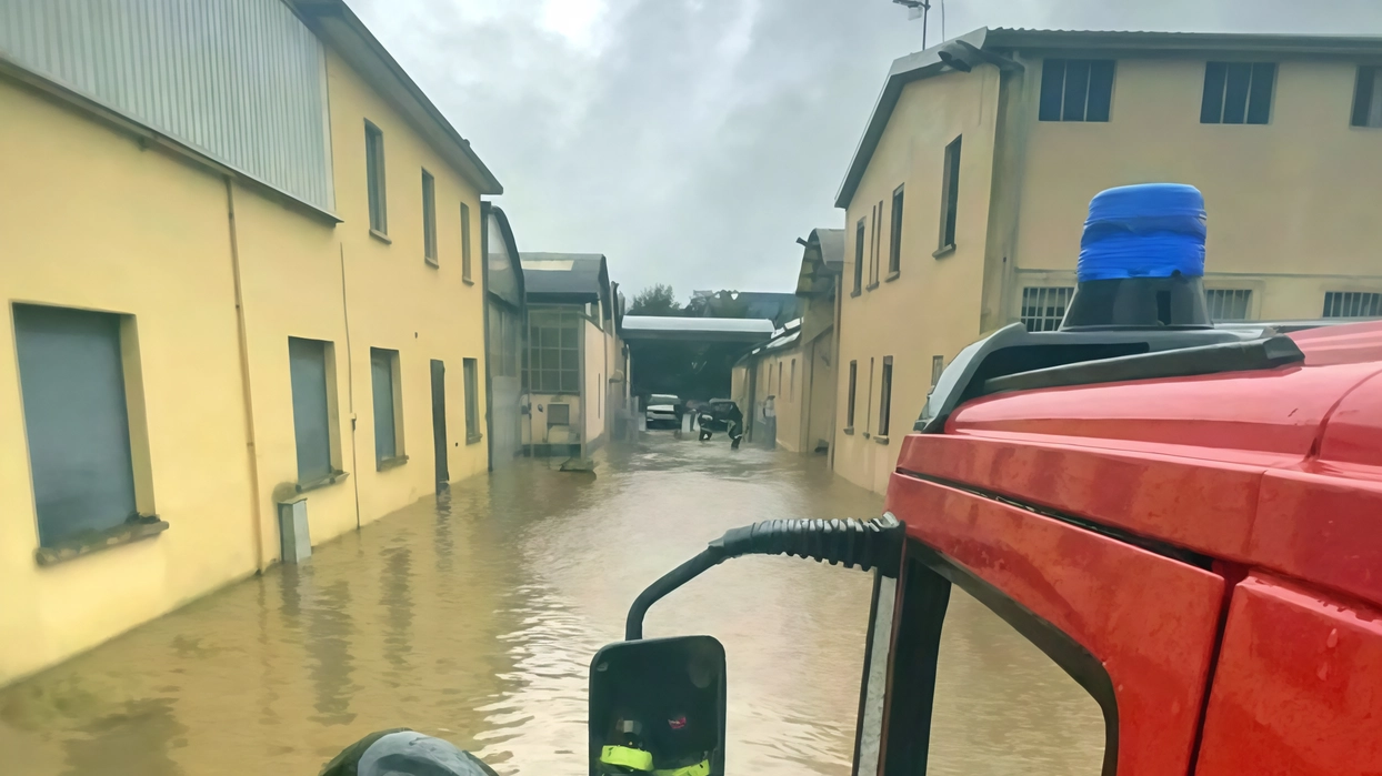 Mezza Brianza allagata. Famiglie evacuate dalle case. E il cielo fa ancora paura