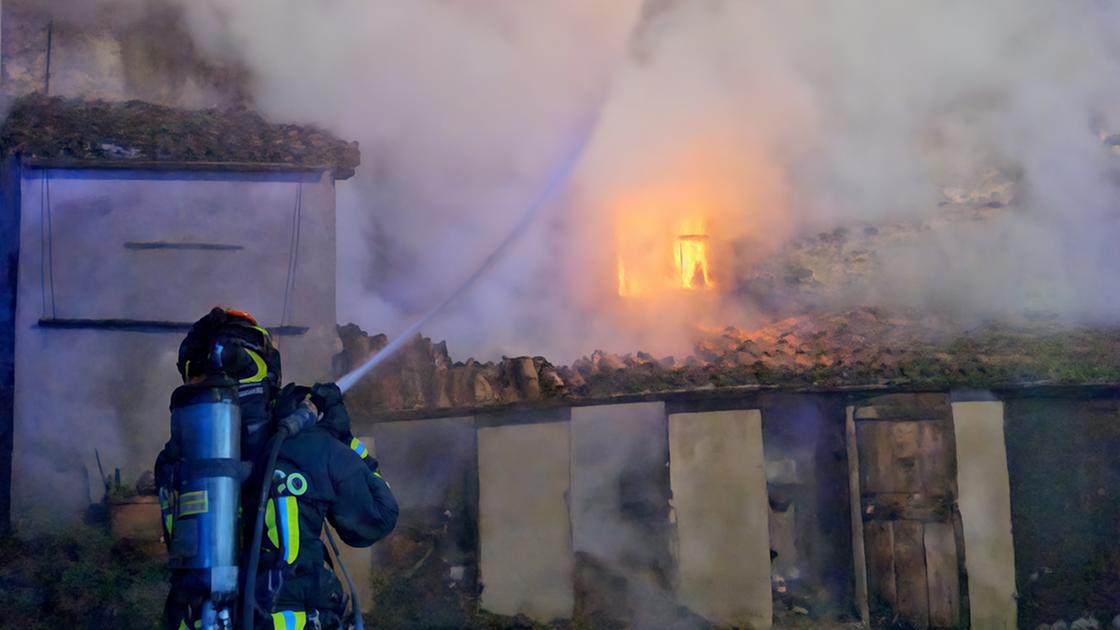 Incendio nella notte. Fuoco a Villa Jacini: cascinale distrutto. Tre famiglie sfollate