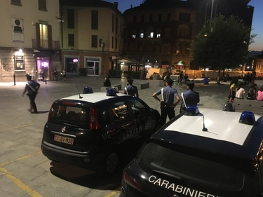 Coltellate e follia in piazza Garibaldi a Cantù: fermati tre ragazzini e un diciottenne per tentato omicidio