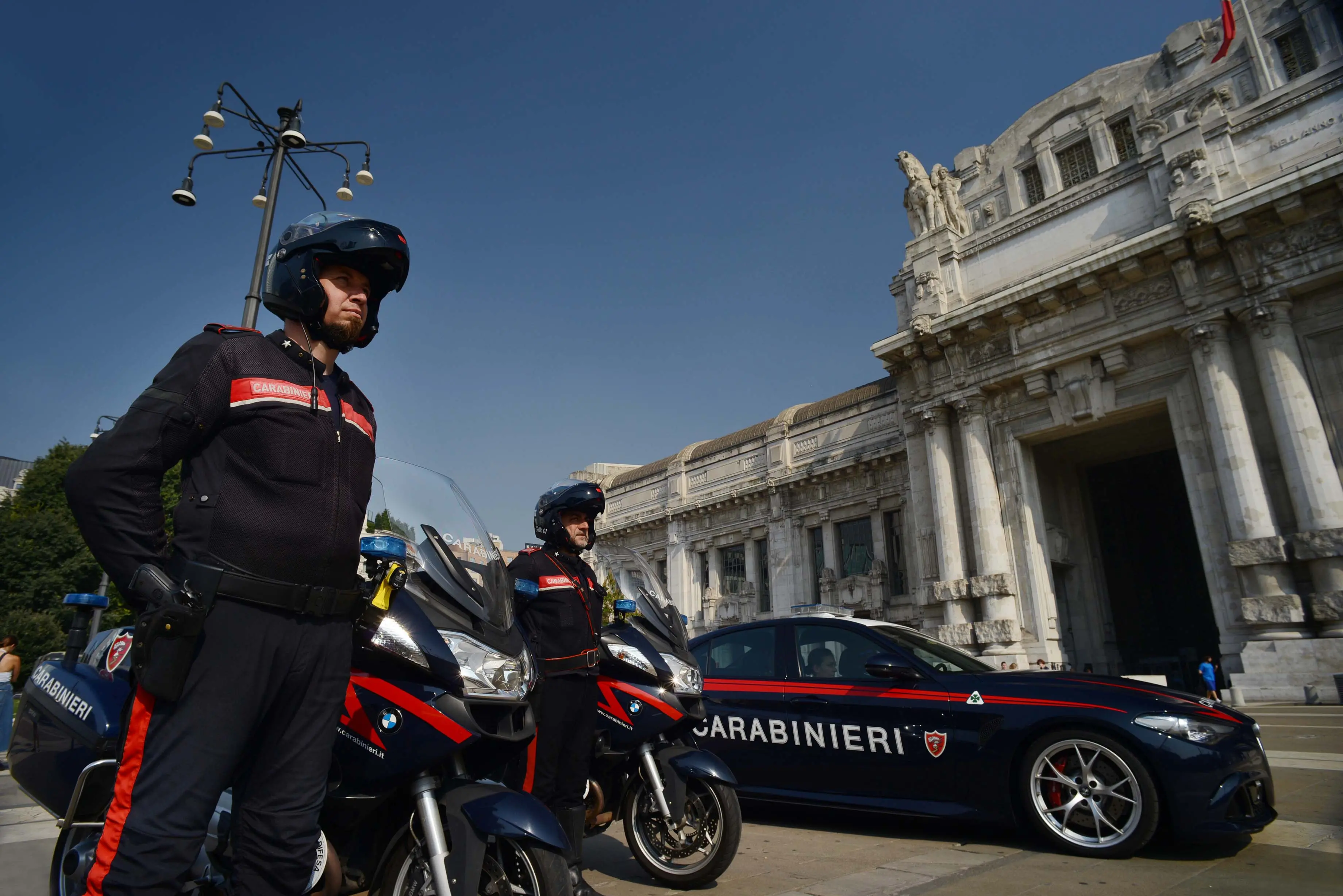 Milano, le stazioni di Rogoredo e Centrale al setaccio: arrestati spacciatori e pregiudicati