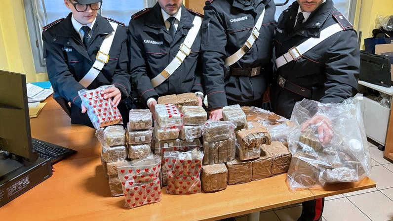 I carabinieri con l’hascisc sequestrato nell’abitazione