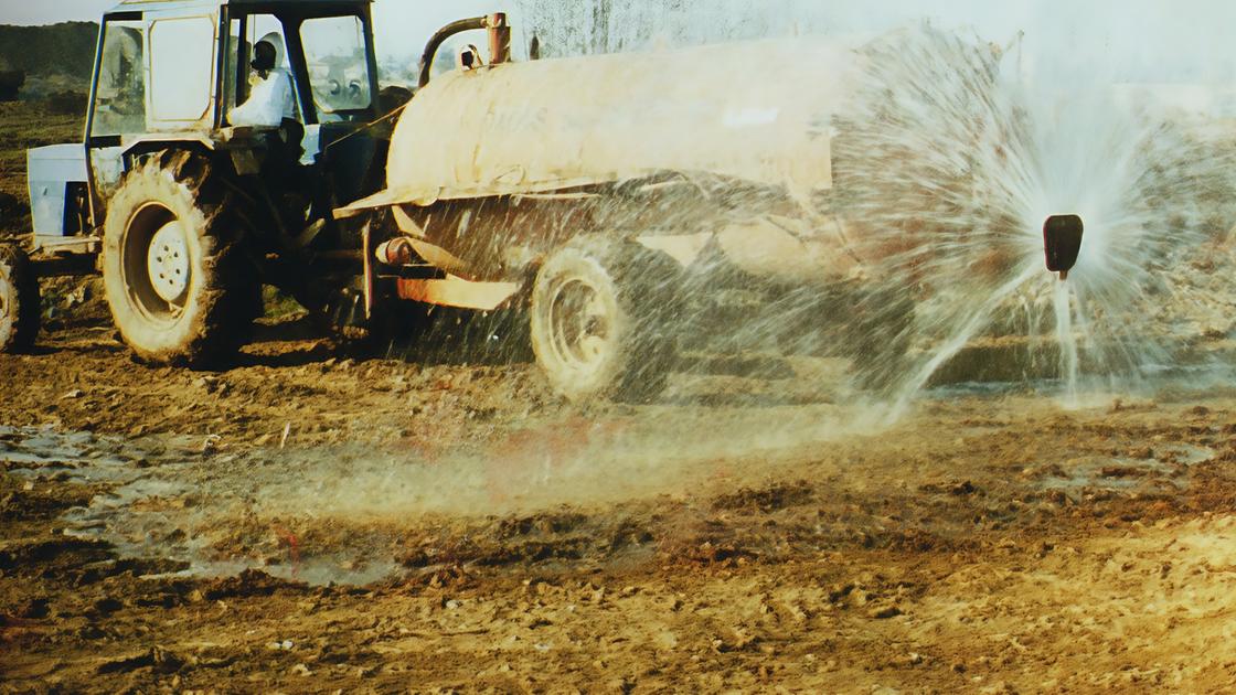 Tute e mascherine a prova di veleni. Camion lavati a ogni uscita in strada