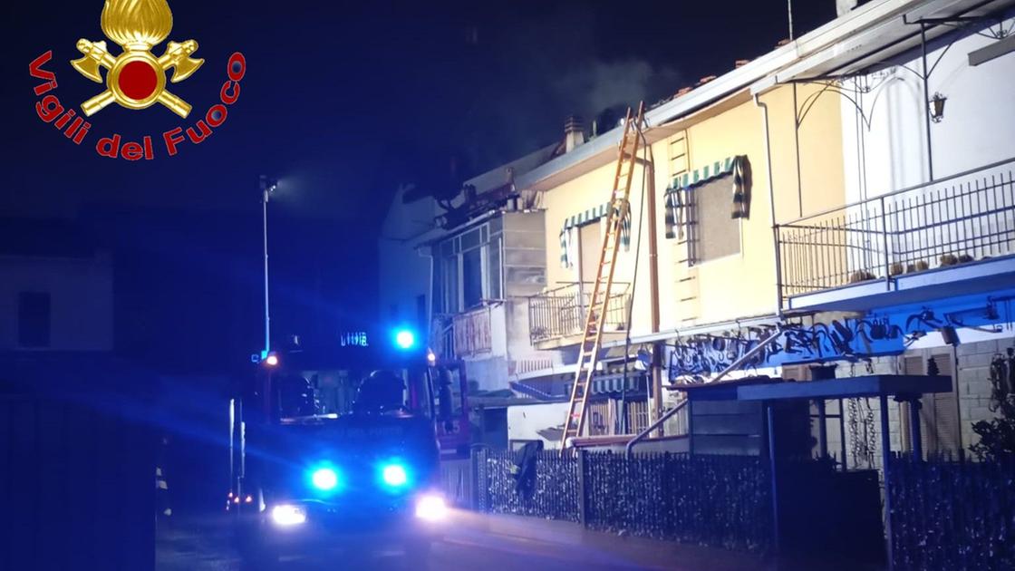 Cassano Magnago, s’incendia il tetto di una casa di corte alle 3 di notte: tre persone portate in ospedale