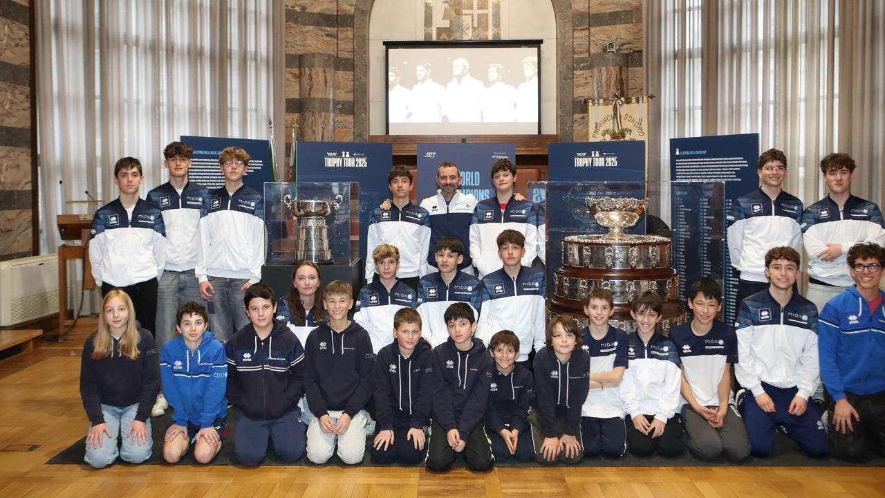 Il grande trofeo e i ragazzi del tennis club entusiasti nella sala consiliare di palazzo Muzio