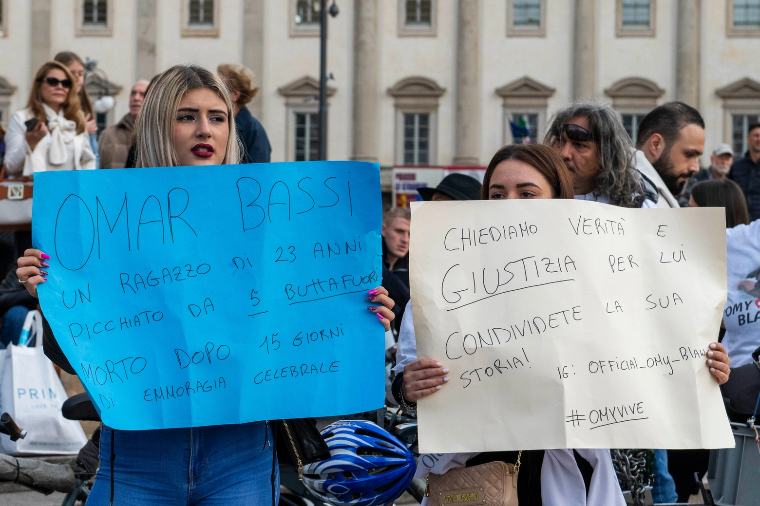 Gli amici di Omar si sono uniti alla protesta della famiglia