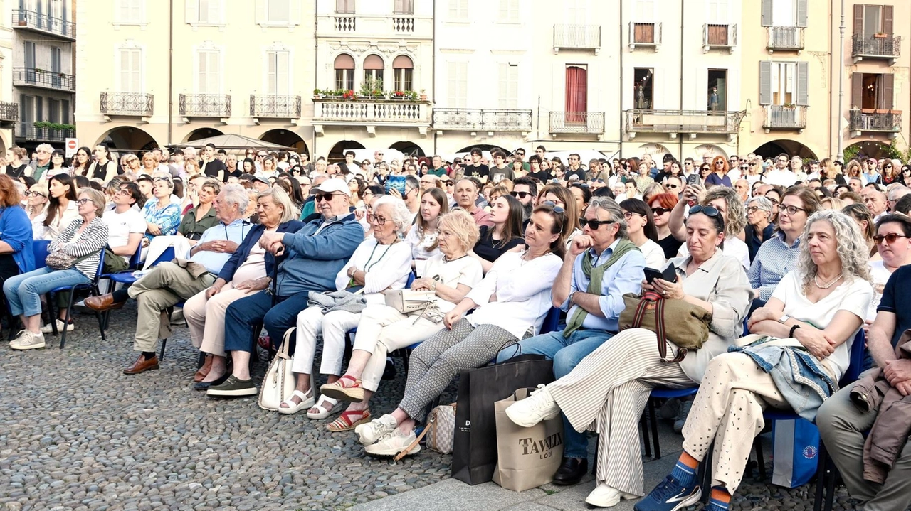 Piazza della Vittoria di Lodi gremita di gente durante una iniziativa dello scorso mese di giugno