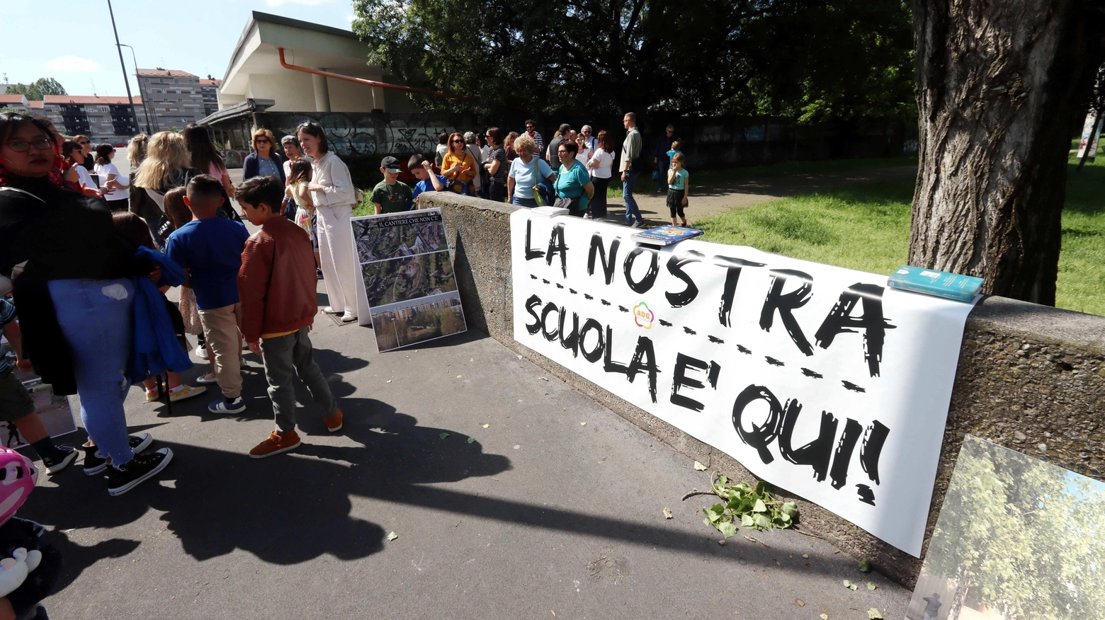 La scuola che non c’è. Festa di fine anno nell’area di via Strozzi: "Il nostro futuro è qui"