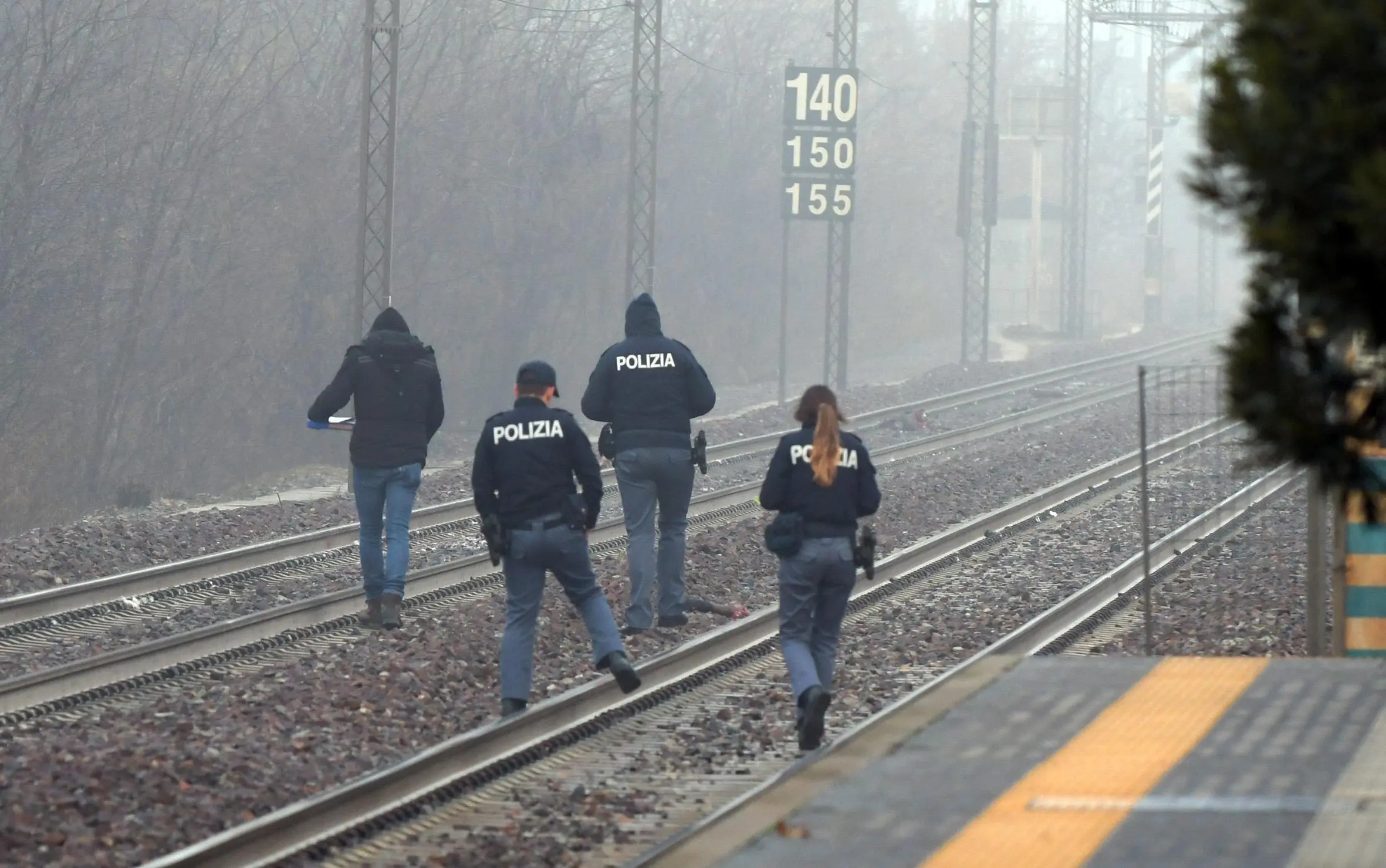 Giovane donna morta sotto un treno a Vedano Olona: sospesa la circolazione ferroviaria