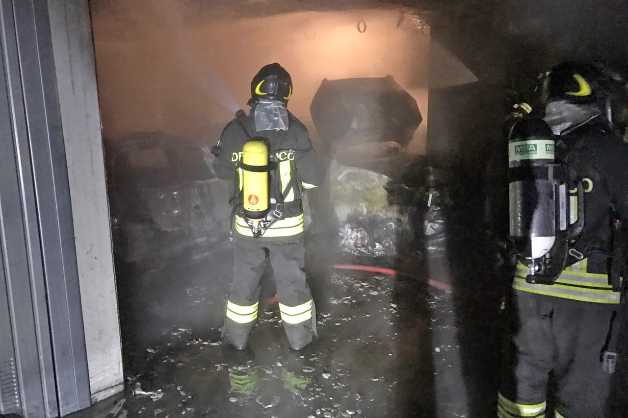 Vigili del fuoco in un garage (Archivio)