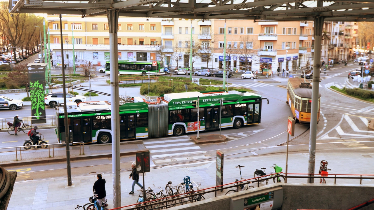 Uno scorcio di piazza Bottini, snodo fondamentale dei collegamenti tra treni, autobus e tram