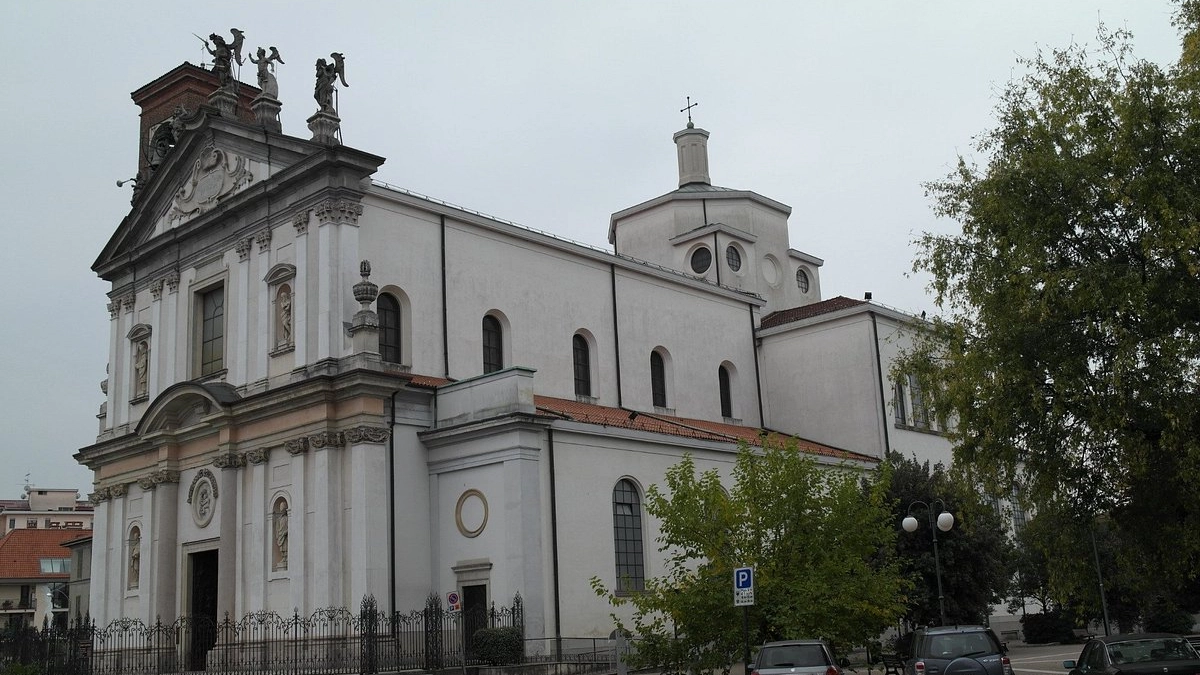 Busto Arsizio, la piazza e la chiesa di San Michele