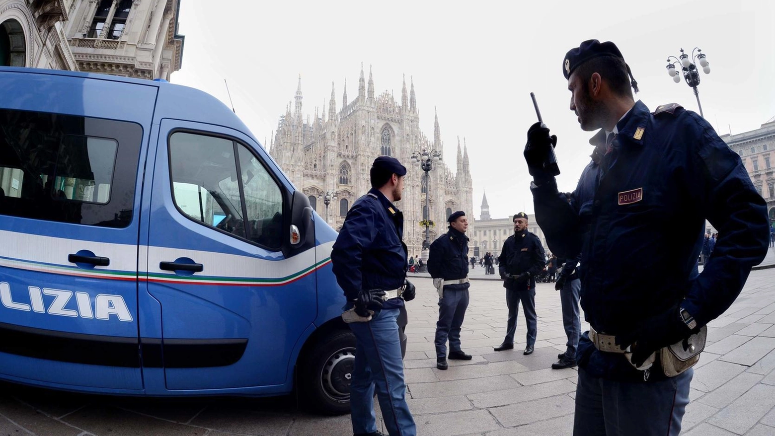 Controlli della polizia in Piazza Duomo