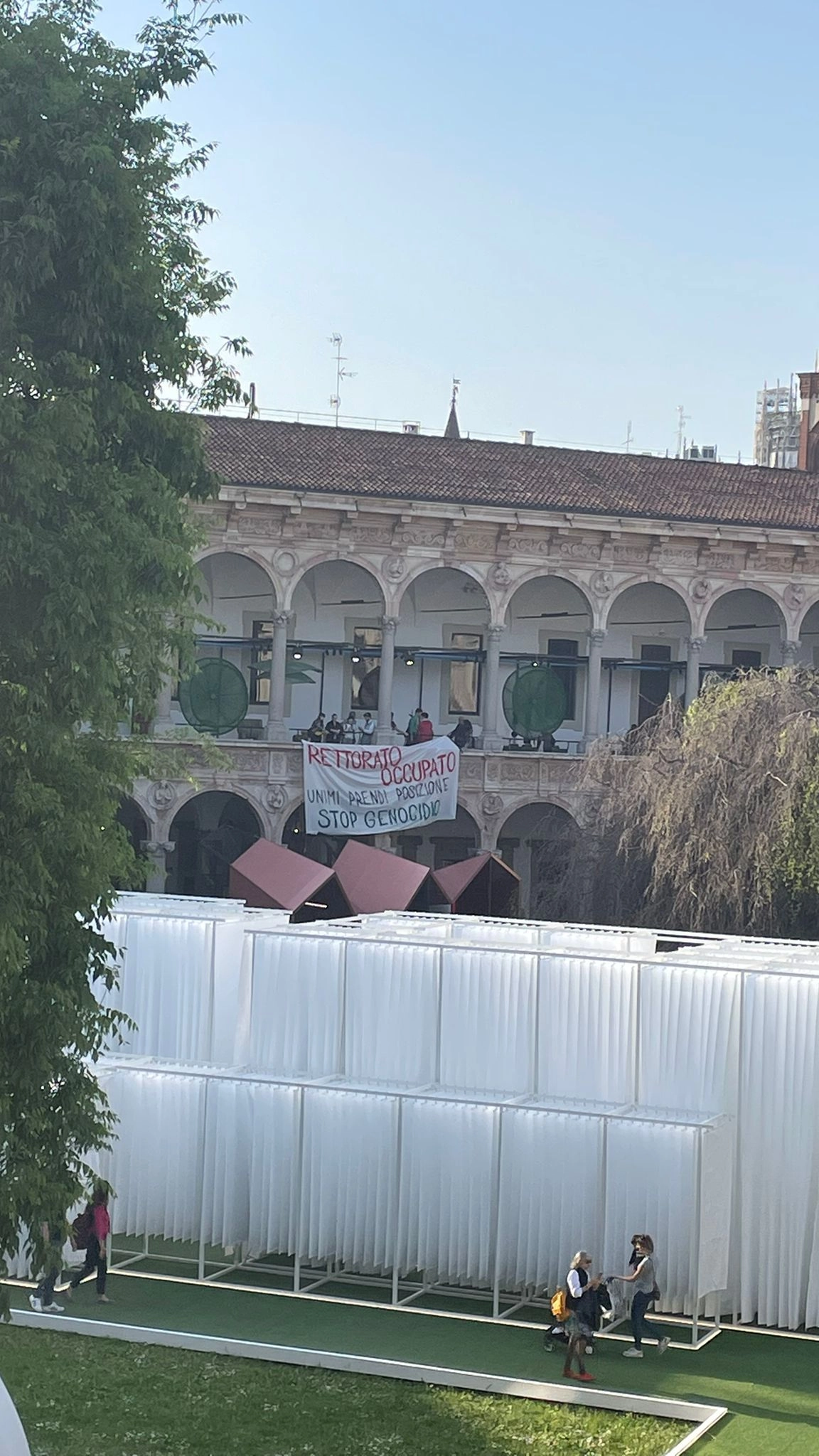 Lo striscione esposto dai manifestanti