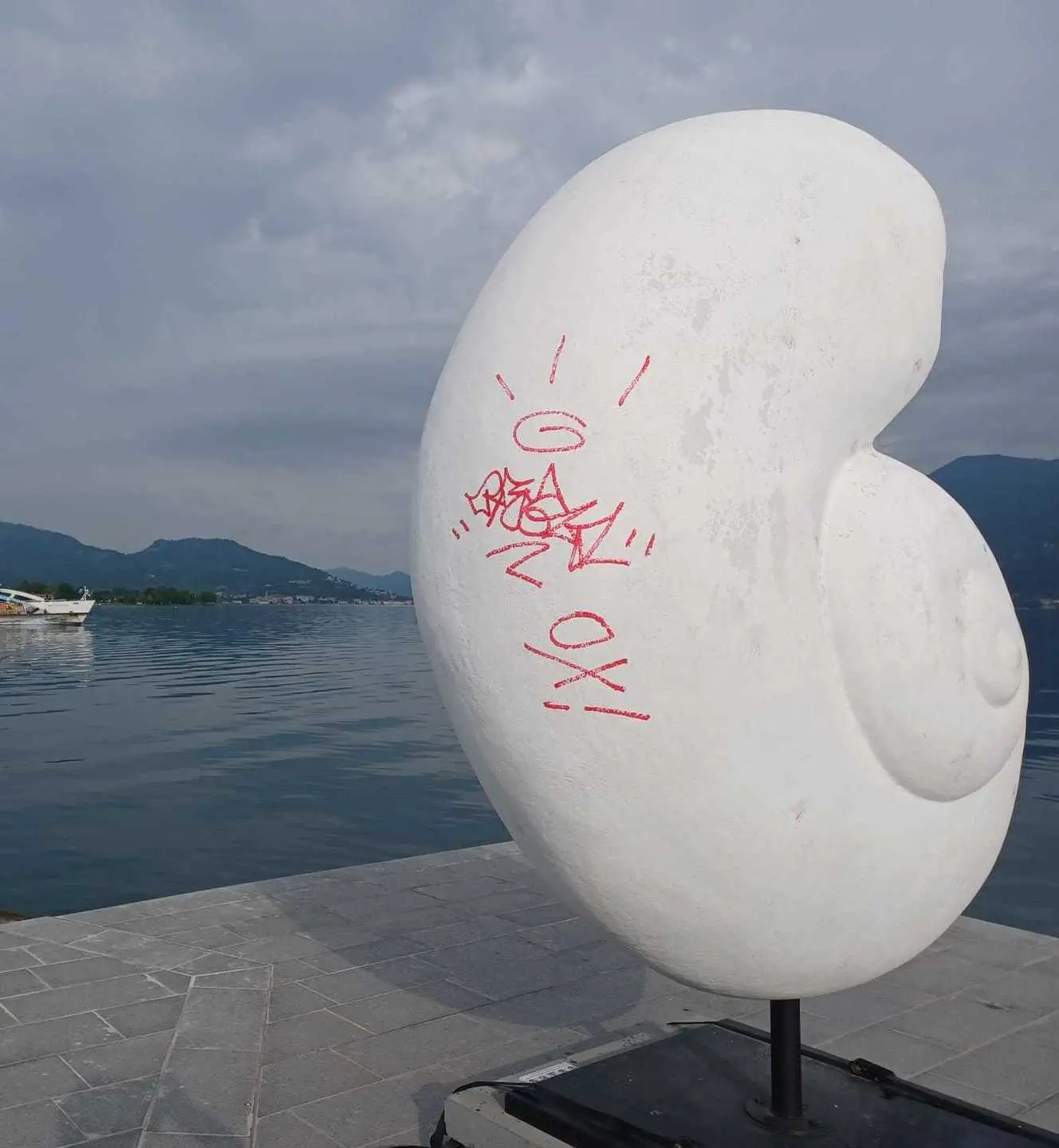 Iseo, la chiocciola d’artista deturpata dai vandali