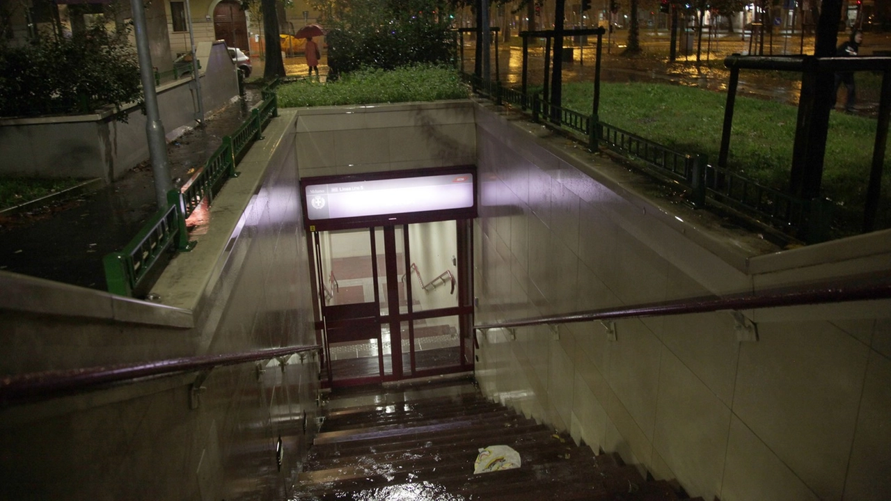 Un ingresso della M5. La stazione di Segesta serve una zona di frontiera che la sera è quasi infrequentabile