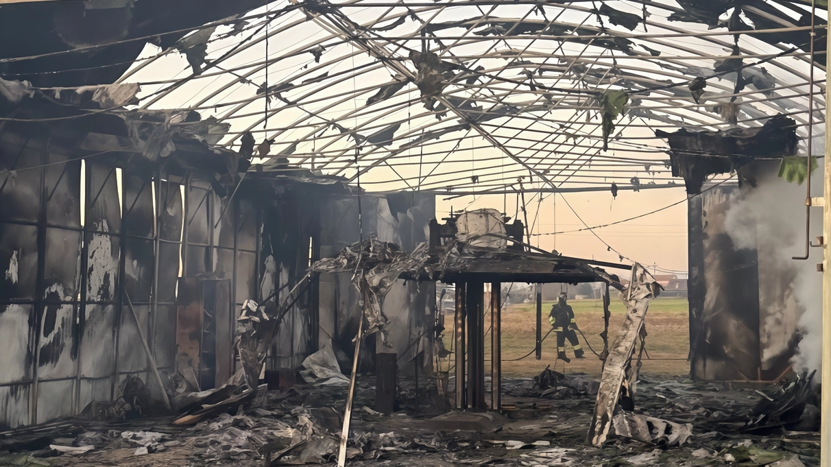 Distrutto dalle fiamme il quartier generale del meccanico Antonio Bagalà "È saltata la corrente, poi nel giro di due, tre minuti qui è stato un inferno".