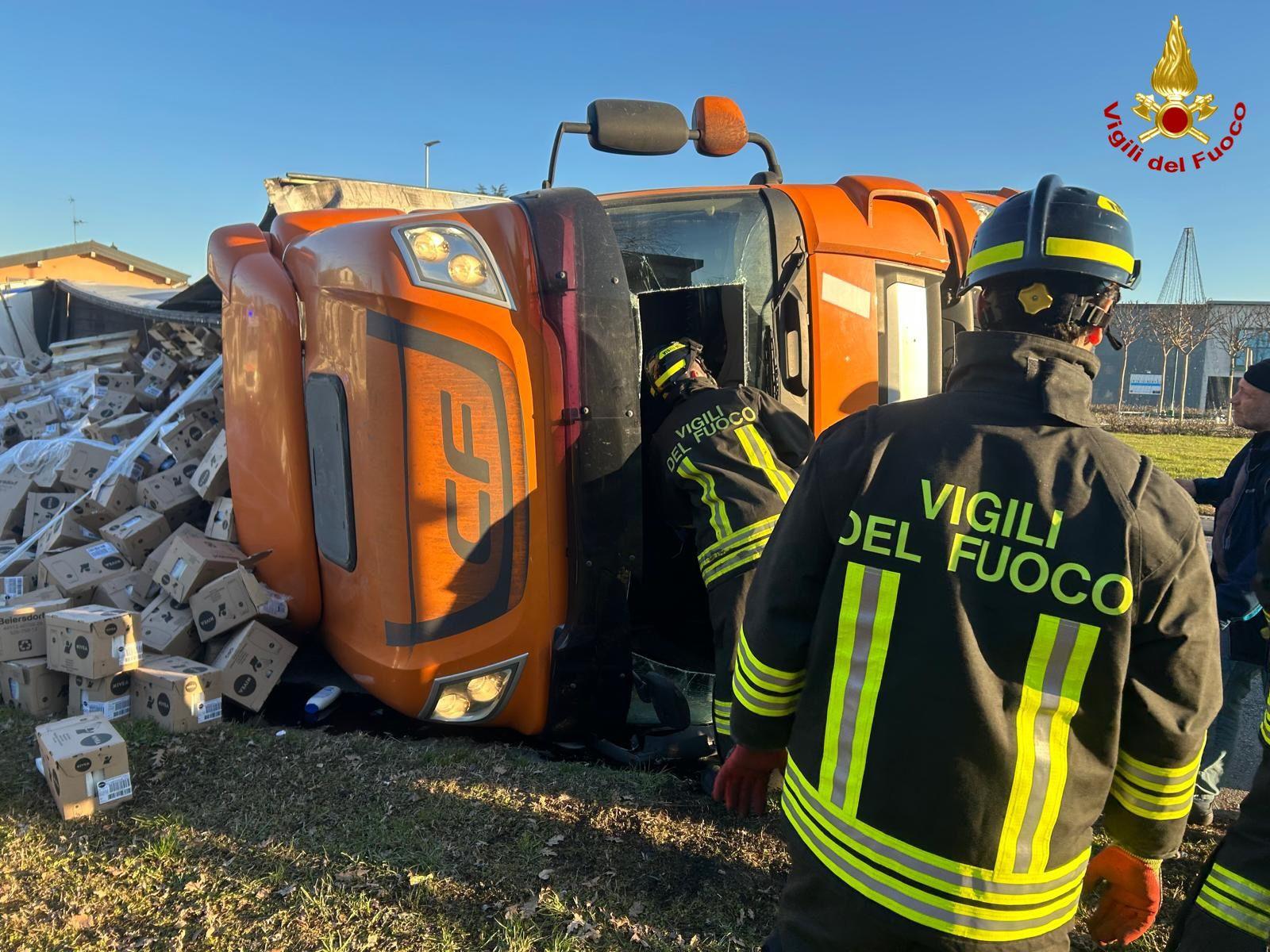 Camion carico di scatoloni di creme si ribalta a Castiglione d