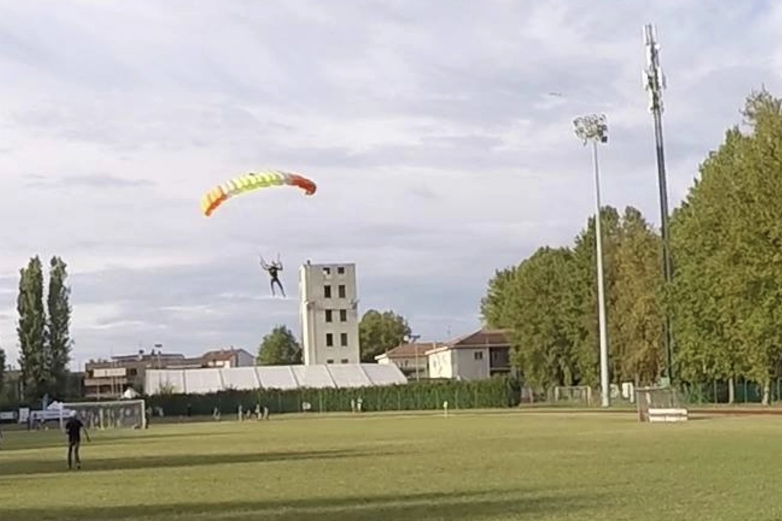 Il lancio dei paracadutisti al campo comunale durante la festa dello sport dell'anno scorso