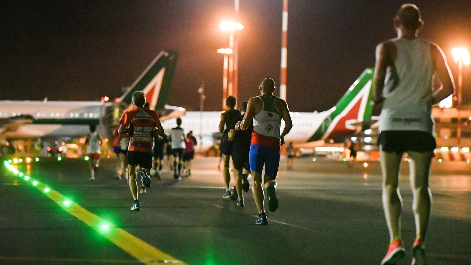 La carica di 3.000 runner sulla pista di Linate. Corsa notturna (e in silenzio) tra gli aerei