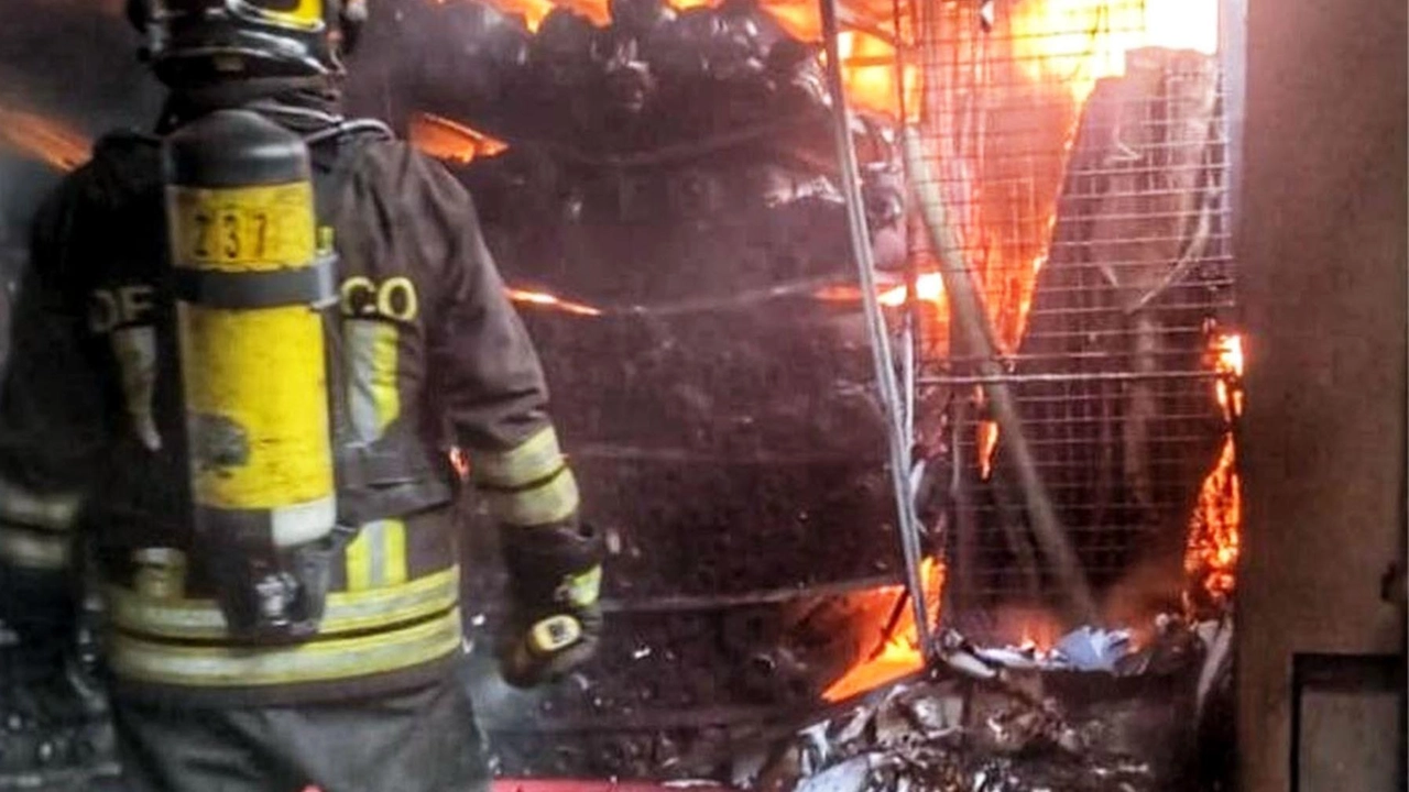 Incendio in una cartiera a Calolziocorte: otto operai intossicati ma non gravi. Vigili del fuoco e soccorritori prontamente intervenuti, fiamme domate senza ulteriori conseguenze.