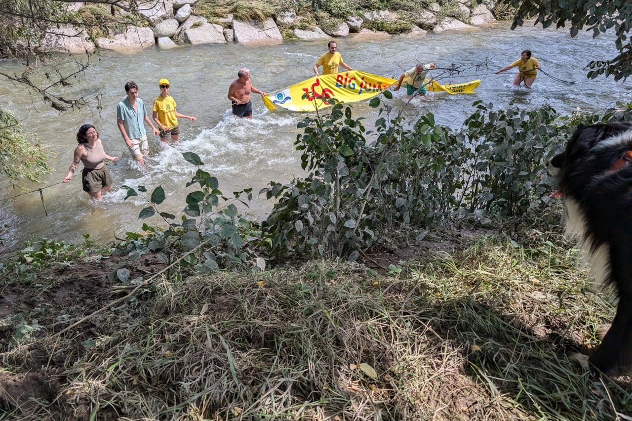 Gli attivisti di Legambiente "immersi" nell'Olona per l'iniziativa europea Big Jump